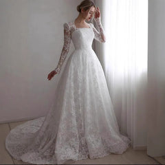 Robe de mariée brodée à manches longues avec traîne