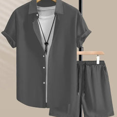 Tenue composée d’une chemise simple de style décontracté