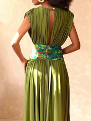 Robe longue brillante imprimée, à décolleté plongeant en V et fronces à la taille