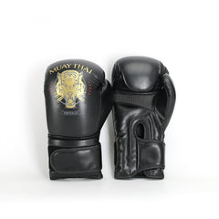 Entraînement de boxe thaï pour garçons avec sac de frappe et gants