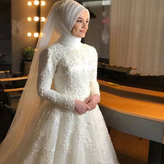 Robe de mariée blanche à manches longues et distinguée