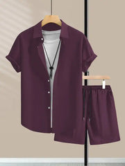Tenue composée d’une chemise simple de style décontracté