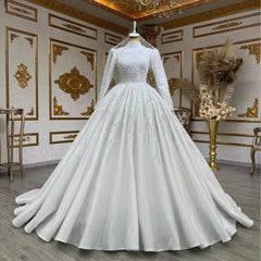 Robe de mariée de la propriétaire de la mariée avec jupe traînante