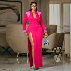 Vestido color rojo rosa con cuello sastre, escote profundo en V, abertura y cintura alta