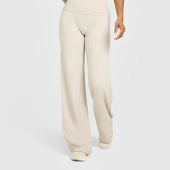 Pantalones de yoga holgados y de pierna recta que crean un look estilizado de talle alto