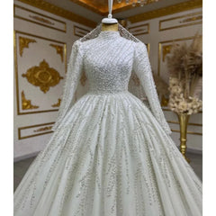 Robe de mariée de la propriétaire de la mariée avec jupe traînante