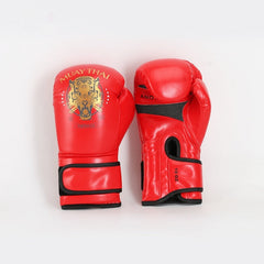 Entraînement de boxe thaï pour garçons avec sac de frappe et gants