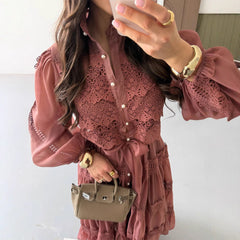 Robe en maille ajourée à manches longues et empiècements en résille, avec manches lanternes