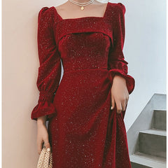 Atuendo rojo para brindar en una fiesta otoñal nupcial
