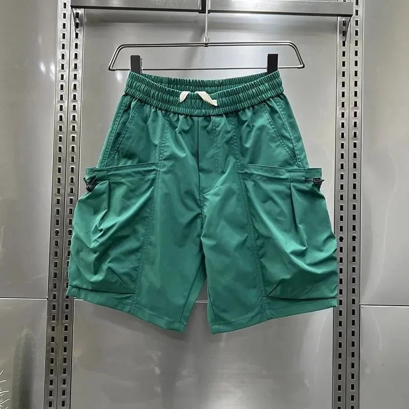 Pantalones de cinco cuartos utilitarios y cómodos con un estilo estadounidense