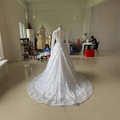 Robe de mariée brodée à manches longues avec traîne