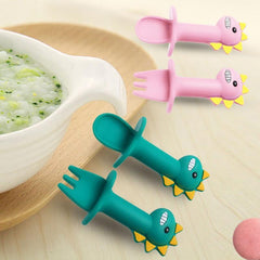 Nuevo juego de cuchara y tenedor para alimentación del bebé, corto y fácil de usar, de silicona suave con dinosaurio de dibujos animados, juguetes mordedores, vajilla de entrenamiento que no lastima