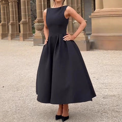 Vestido de mujer sin mangas, de color liso, con aberturas y cintura fruncida
