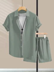 Tenue composée d’une chemise simple de style décontracté