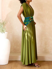 Robe longue brillante imprimée, à décolleté plongeant en V et fronces à la taille