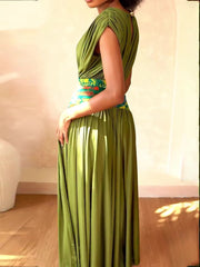 Robe longue brillante imprimée, à décolleté plongeant en V et fronces à la taille