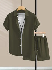 Tenue composée d’une chemise simple de style décontracté