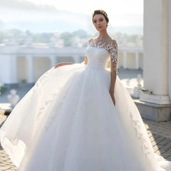 Vestido de novia de malla con manga larga y bordado