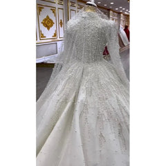Robe de mariée de la propriétaire de la mariée avec jupe traînante