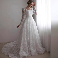 Robe de mariée brodée à manches longues avec traîne