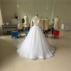 Robe de mariée brodée à manches longues et épaules dénudées