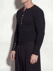 Prenda superior tejida negra de manga larga, entallada y acanalada, con cuello Henley