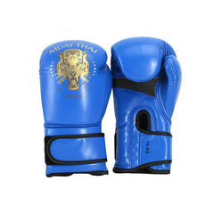 Entraînement de boxe thaï pour garçons avec sac de frappe et gants