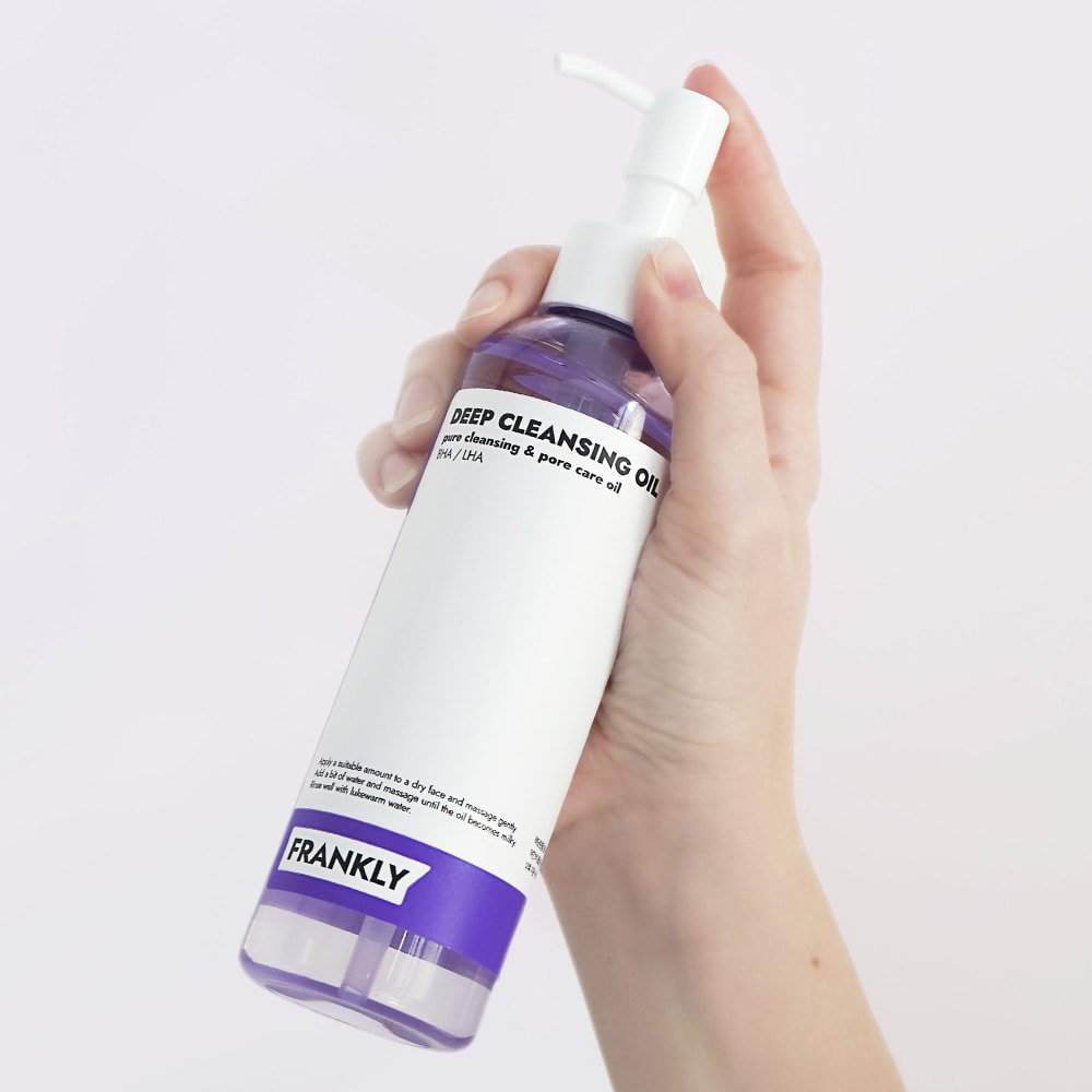 FRANKLY Deep Cleansing Oil 200ml in hand, ideal deep cleansing oil for makeup removal.